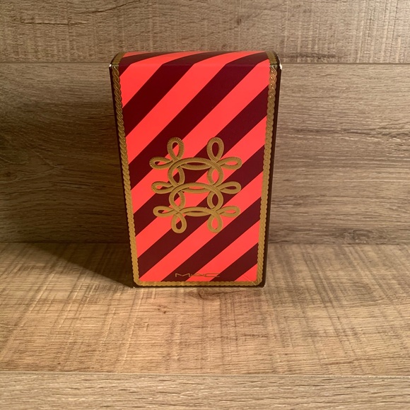 MAC Cosmetics Nutcracker Sweet Essential Brush Kit - Picture 2 of 3